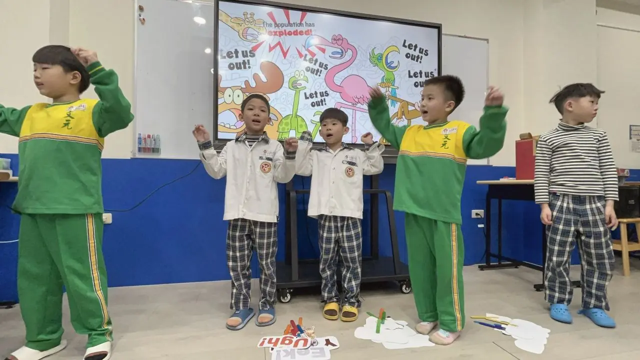 孩子上台分享自己的作品