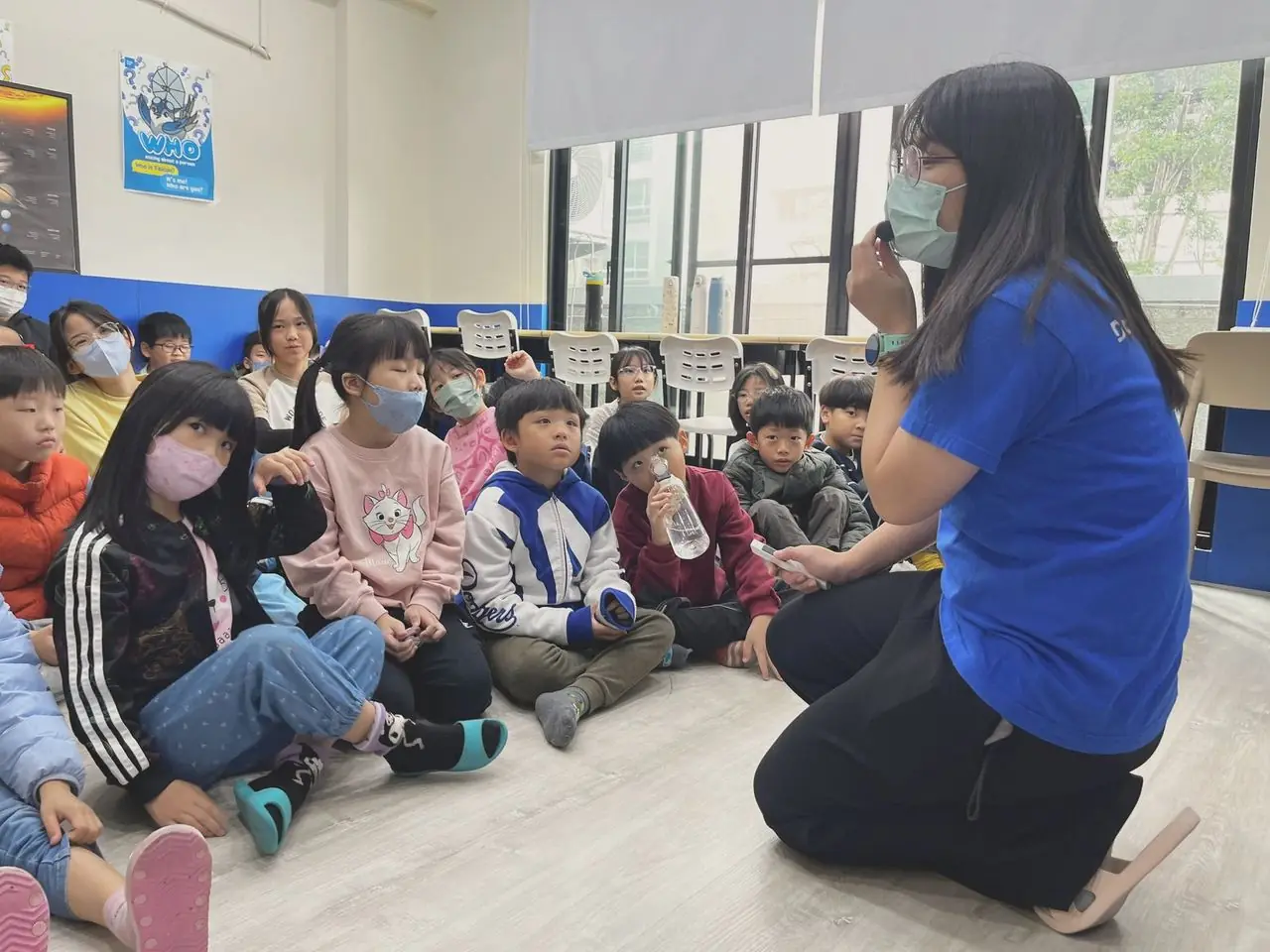 孩子們圍坐聽老師說故事