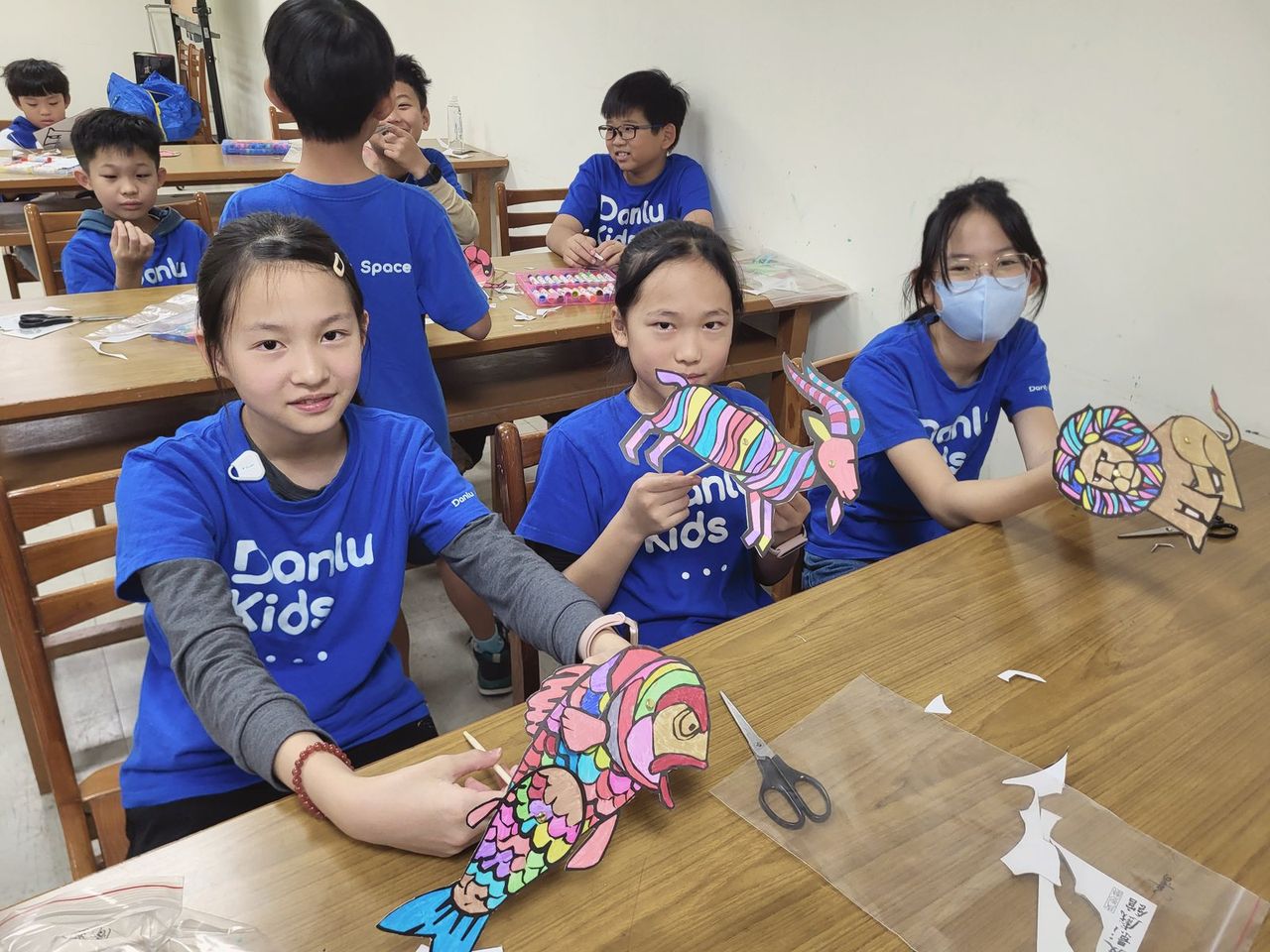 孩子們展示自己做的皮影戲偶