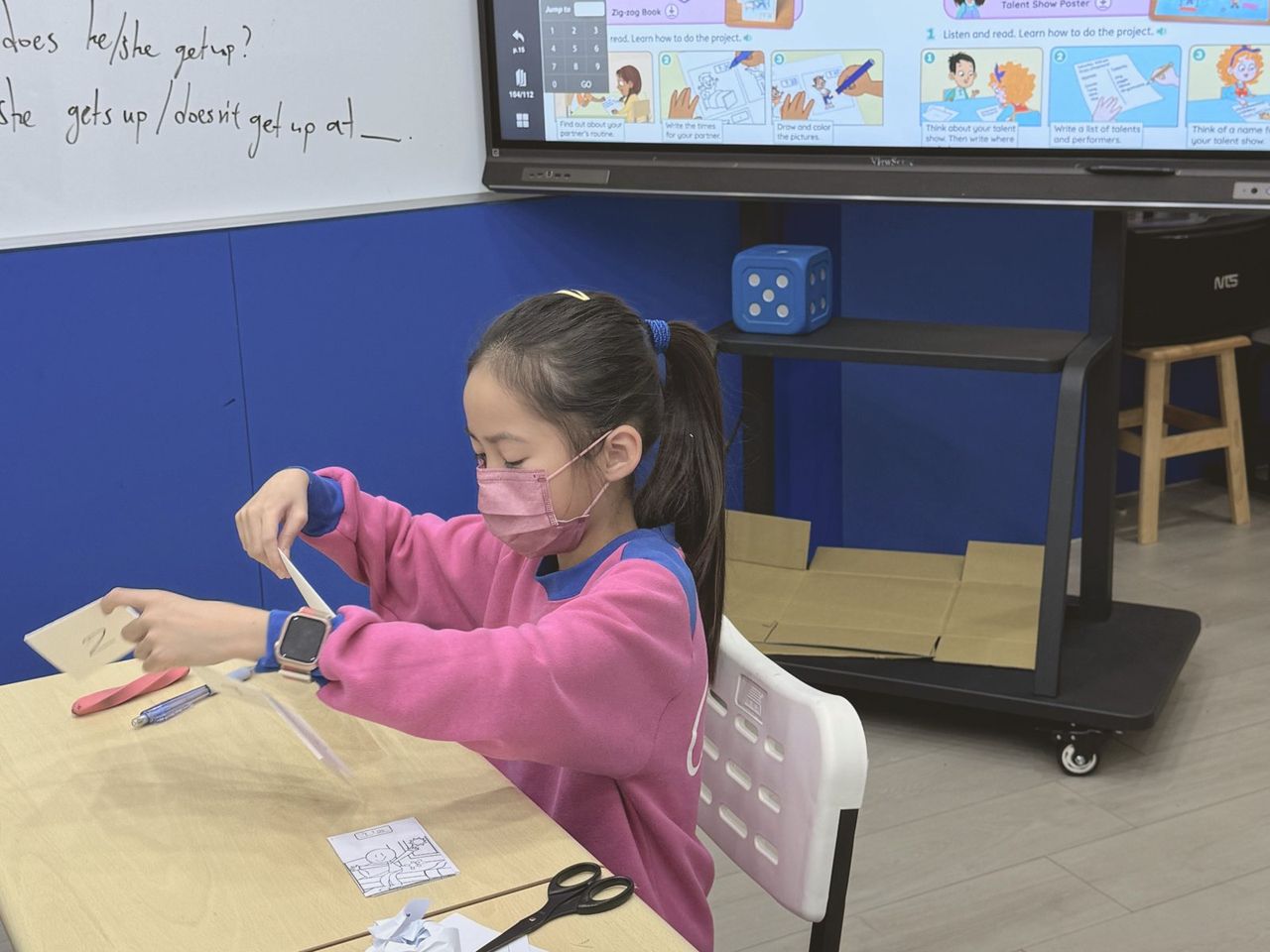 孩子專心完成美語作品
