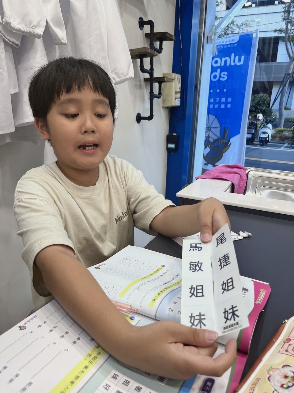 孩子拿著教具卡片解題