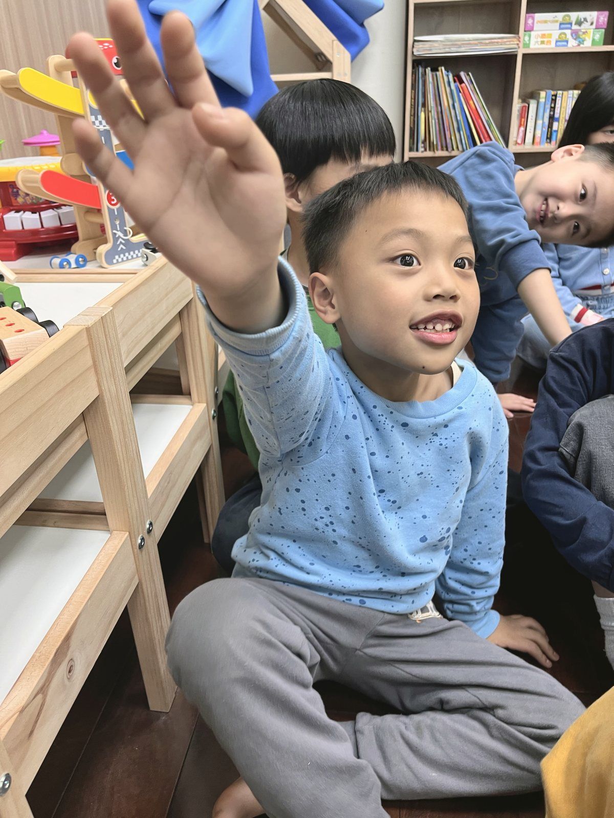 孩子舉手搶答