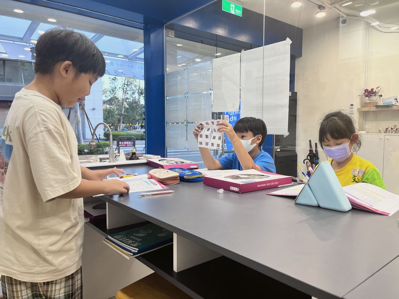 孩子們在教室動腦解題
