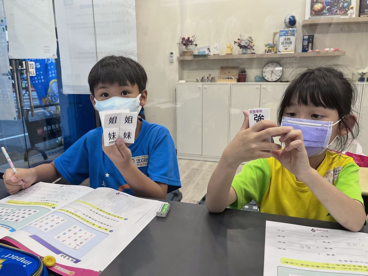 孩子一起討論數學謎題