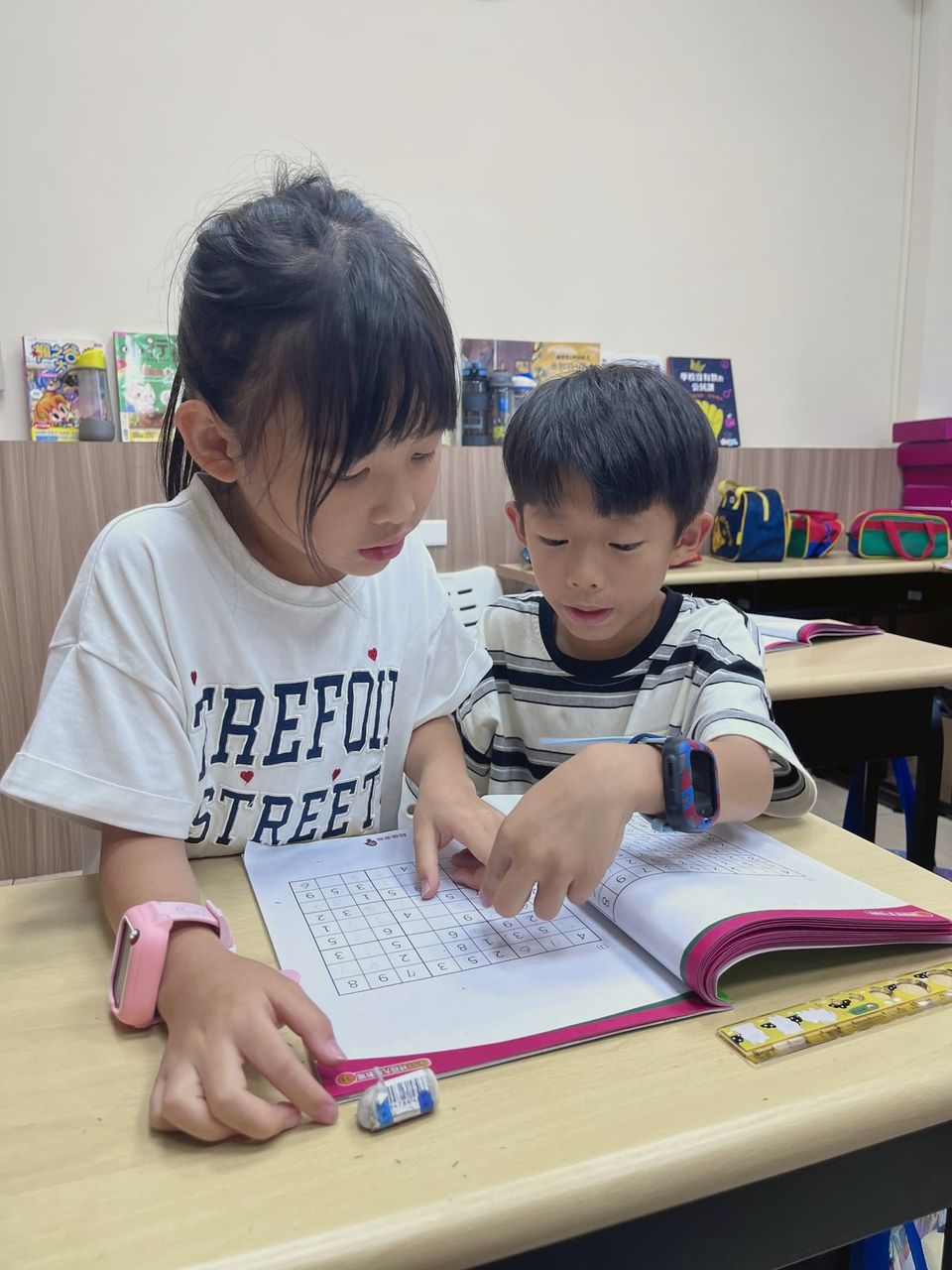 孩子們一起討論數獨