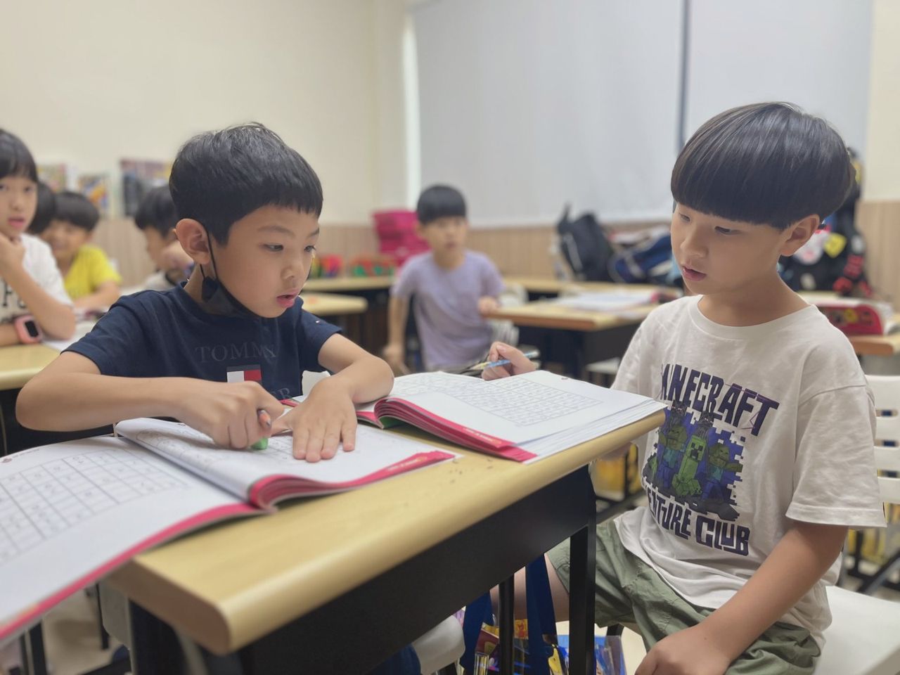 同學並肩完成數學練習