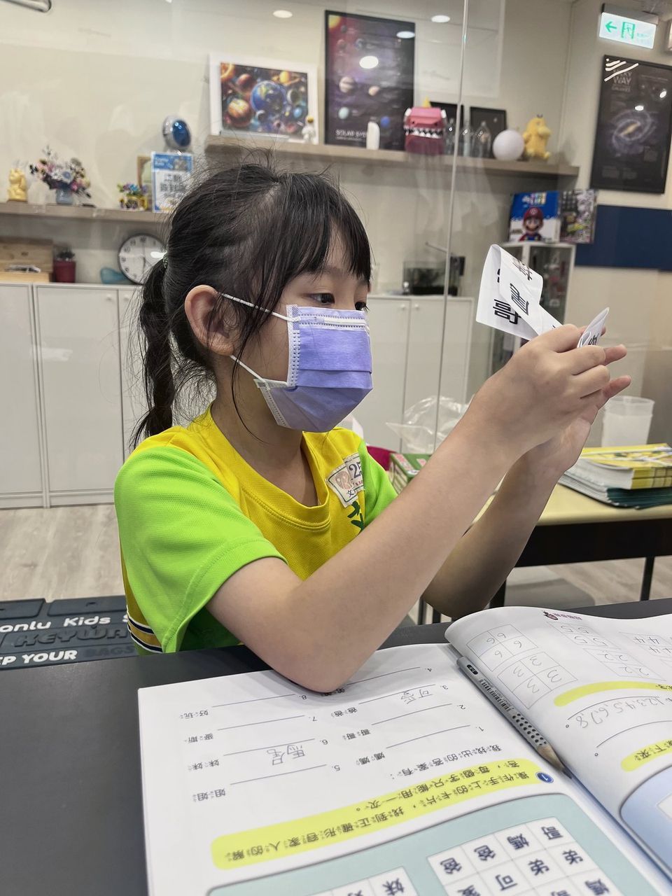 孩子拿著教具卡片思考