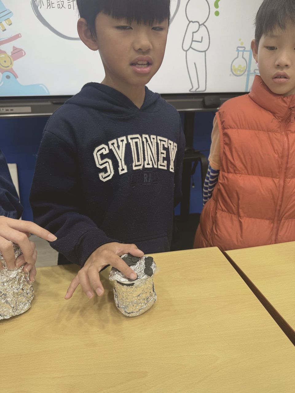 孩子們動手做保溫瓶實驗