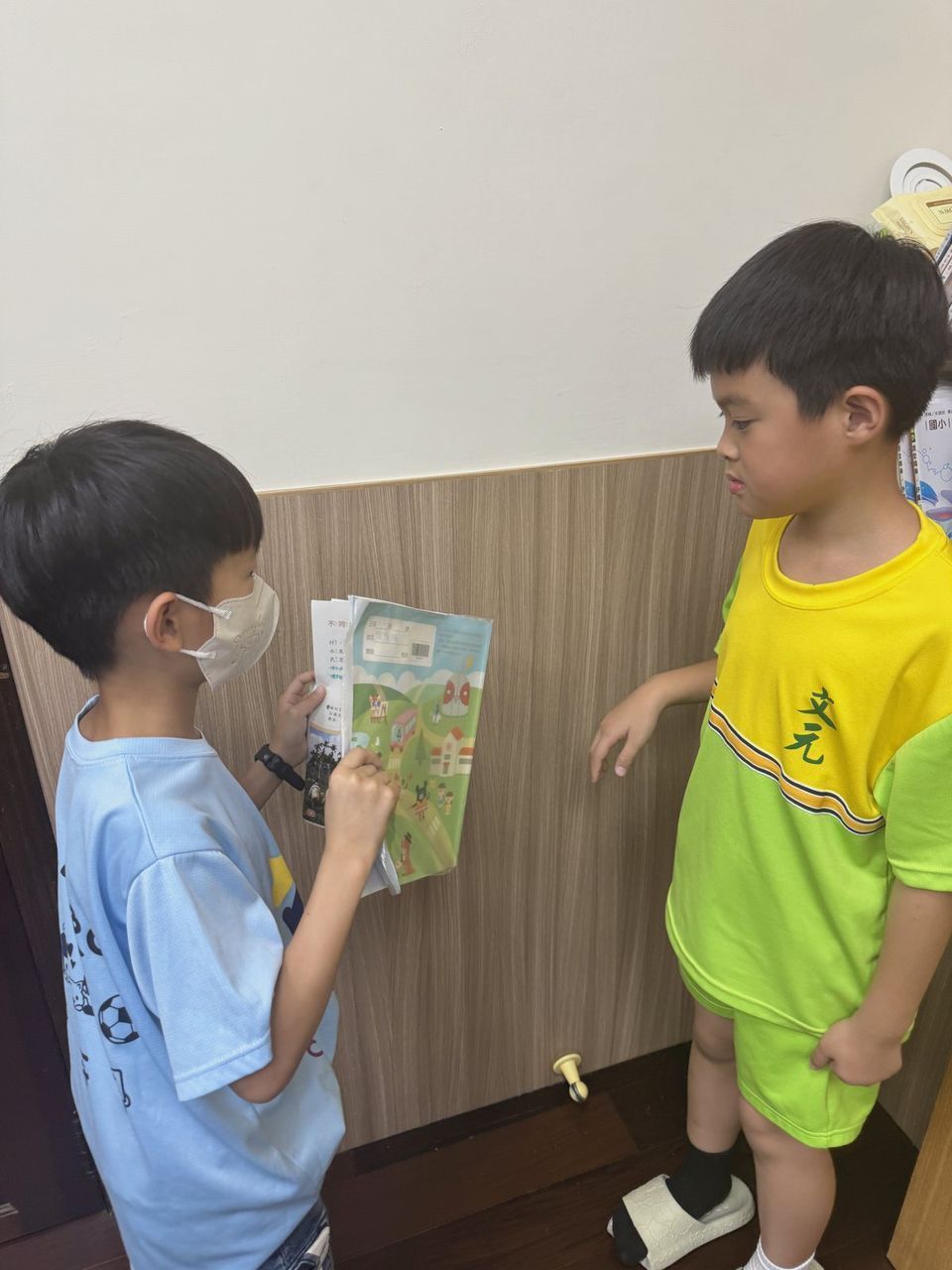 孩子拿著課本互考