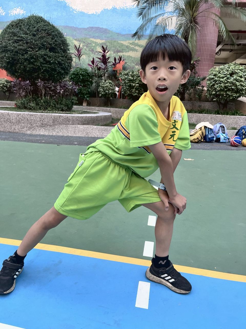 孩子在操場上放電運動