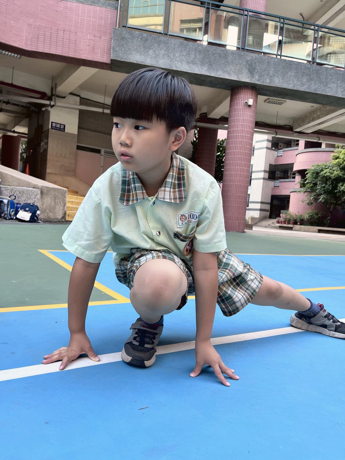 孩子在運動日做伸展