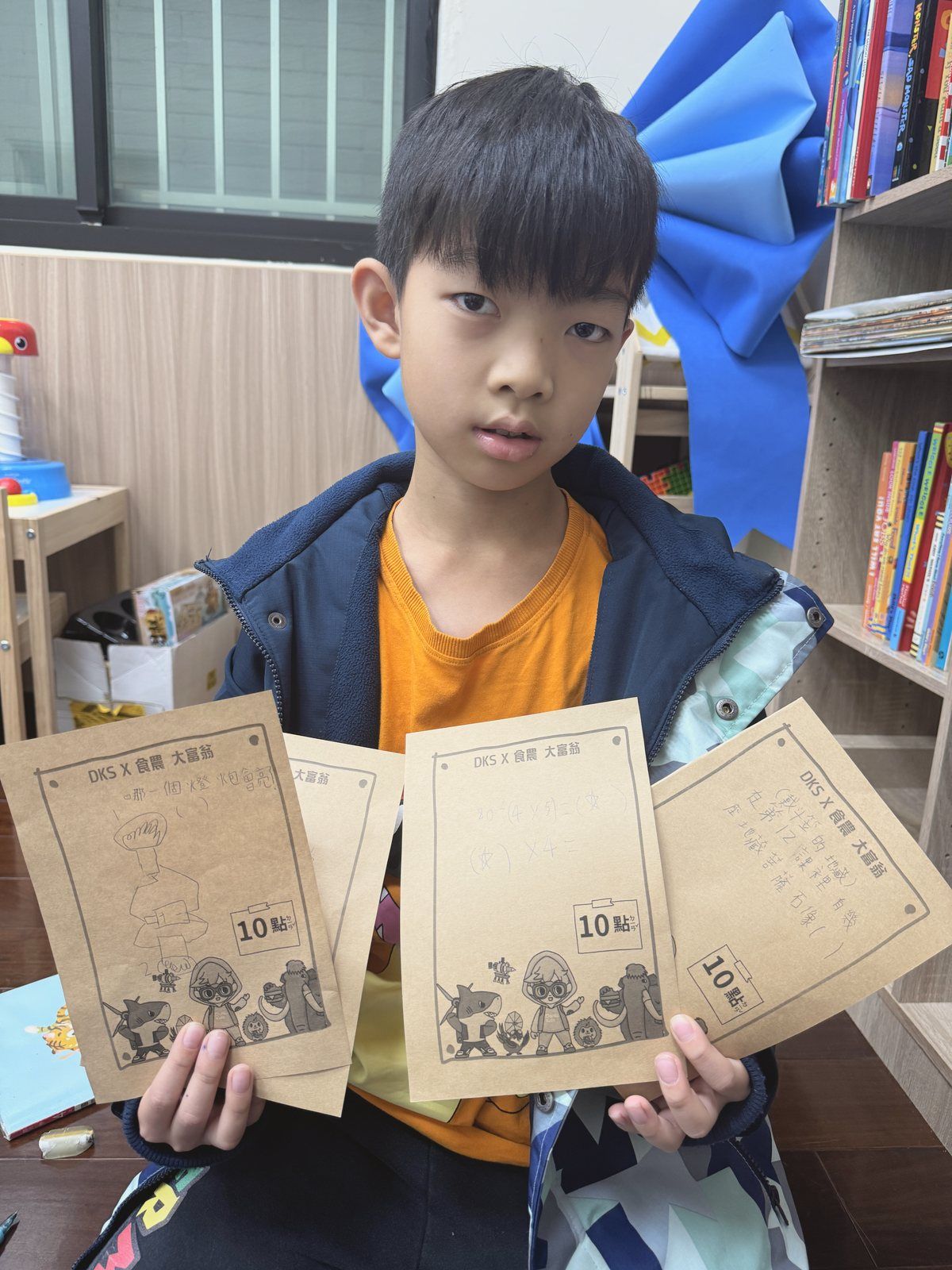 孩子展示自己設計的食農大富翁卡
