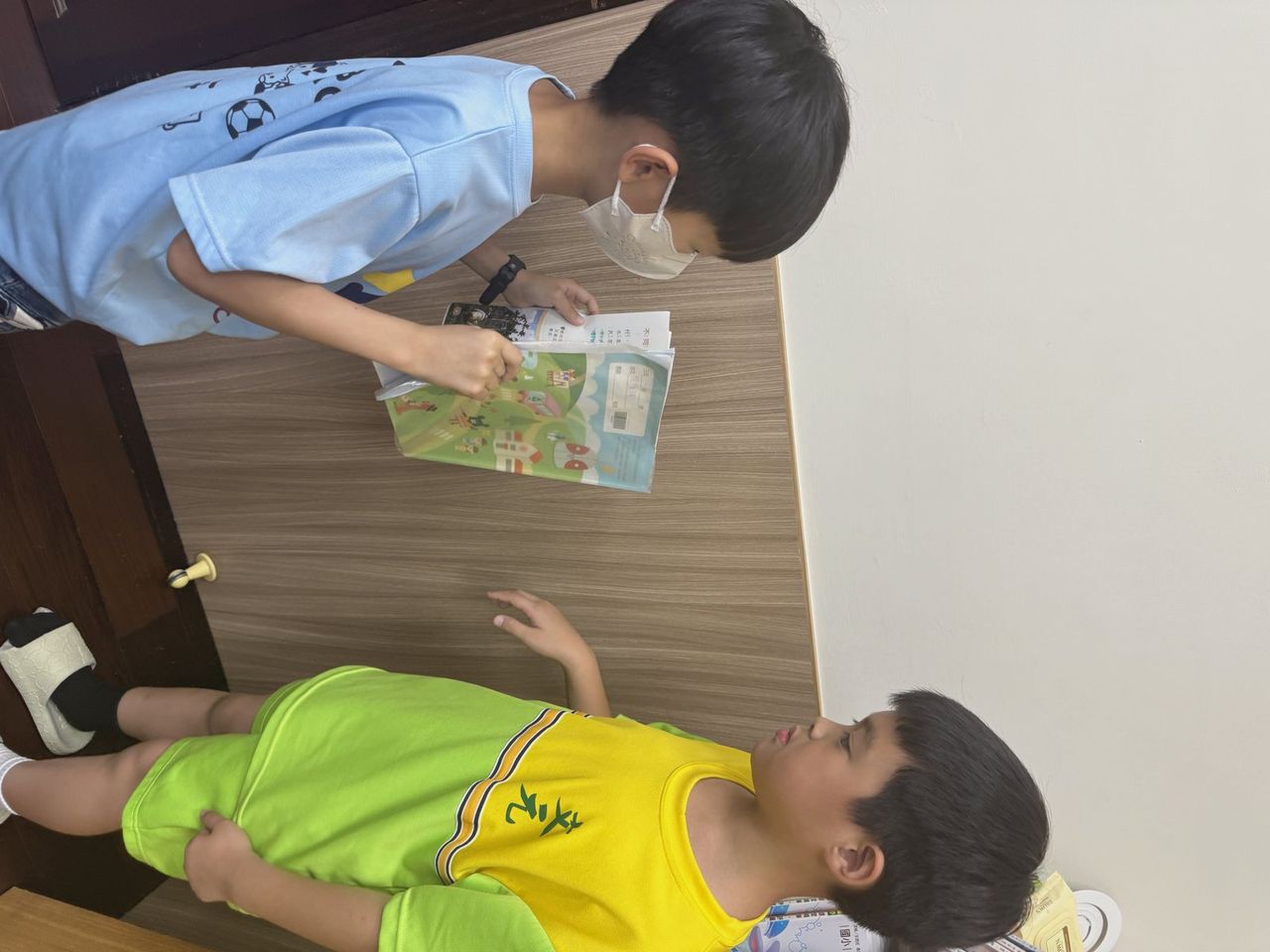 孩子們一起讀海報內容