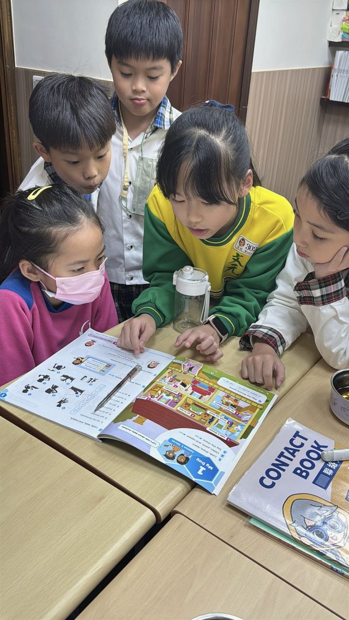 孩子們一起讀課本