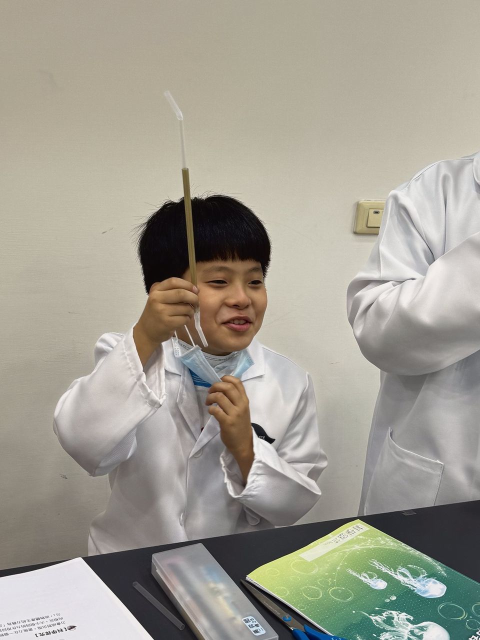 孩子笑著完成實驗