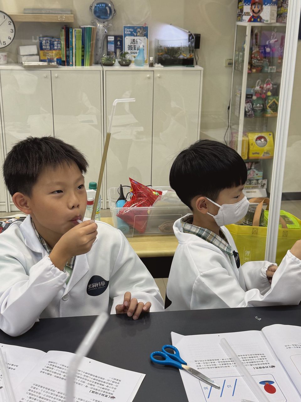 孩子們分組完成實驗