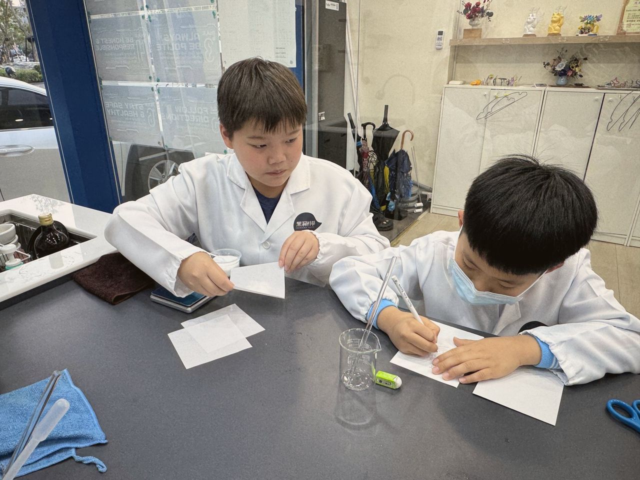 孩子穿實驗衣上科學課