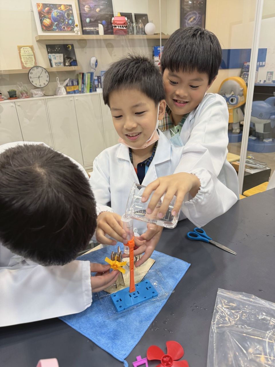 孩子組裝科學實驗裝置