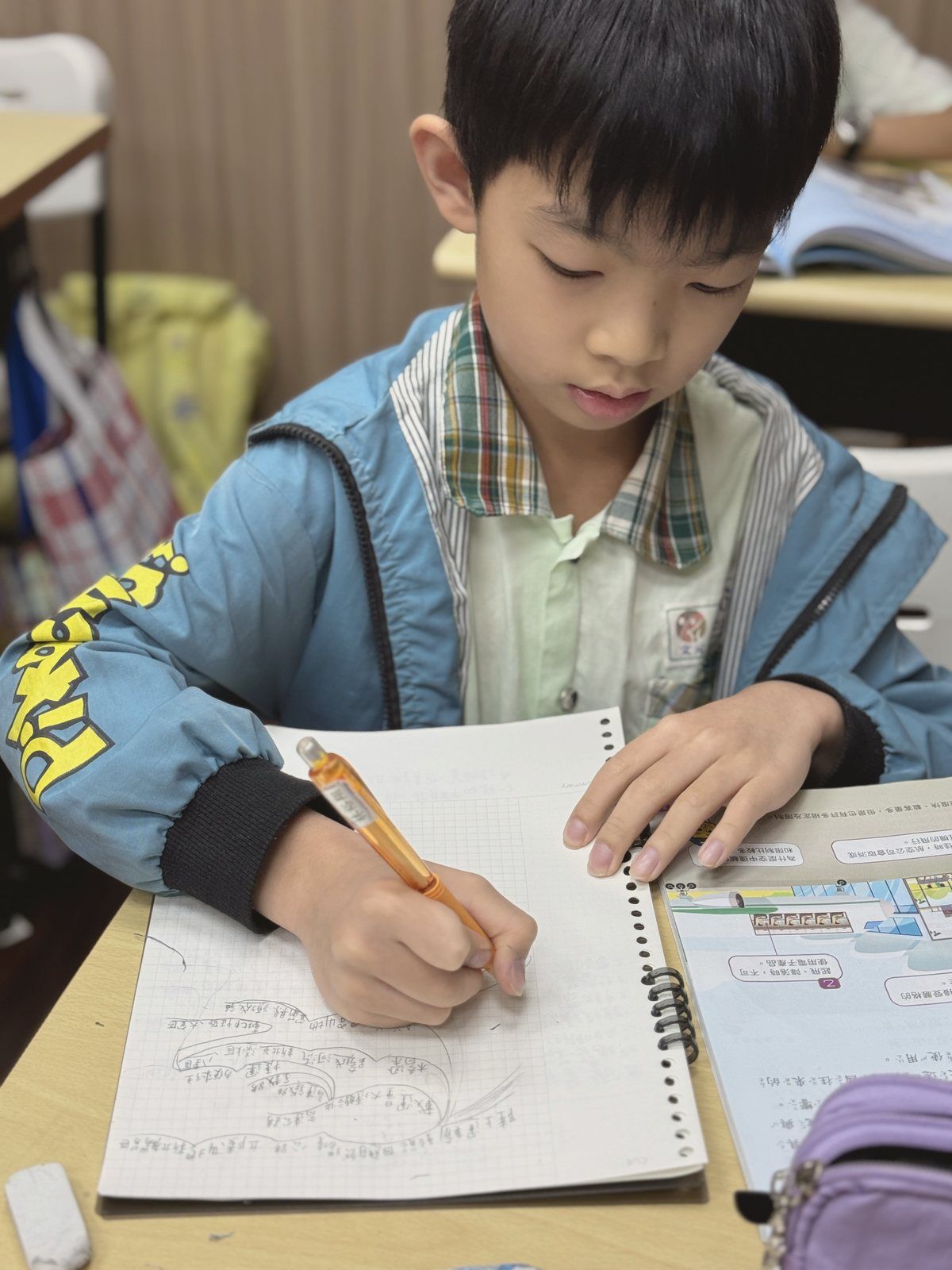 孩子專心完成學校作業