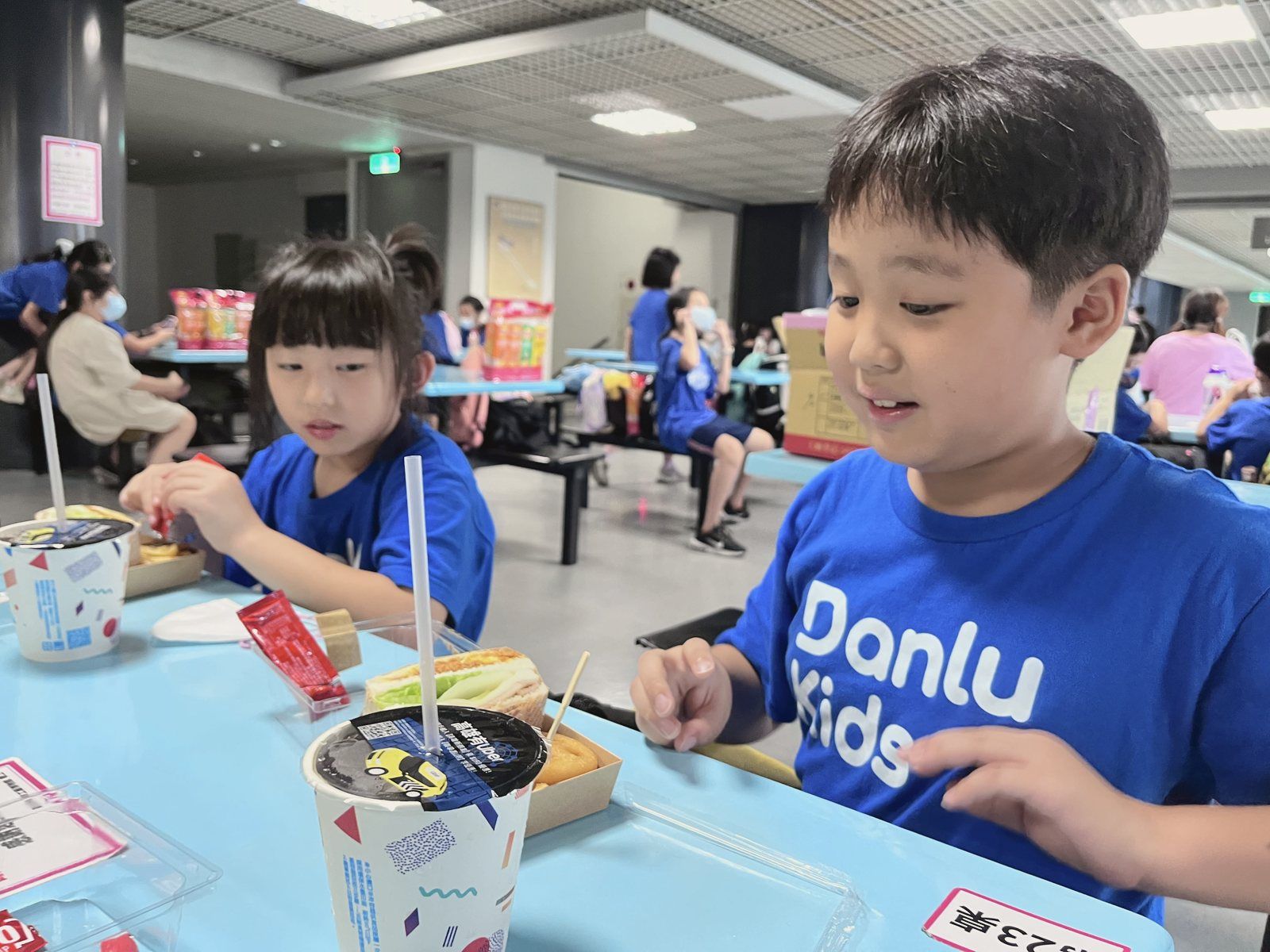 孩子在戶外教學中開心動手做