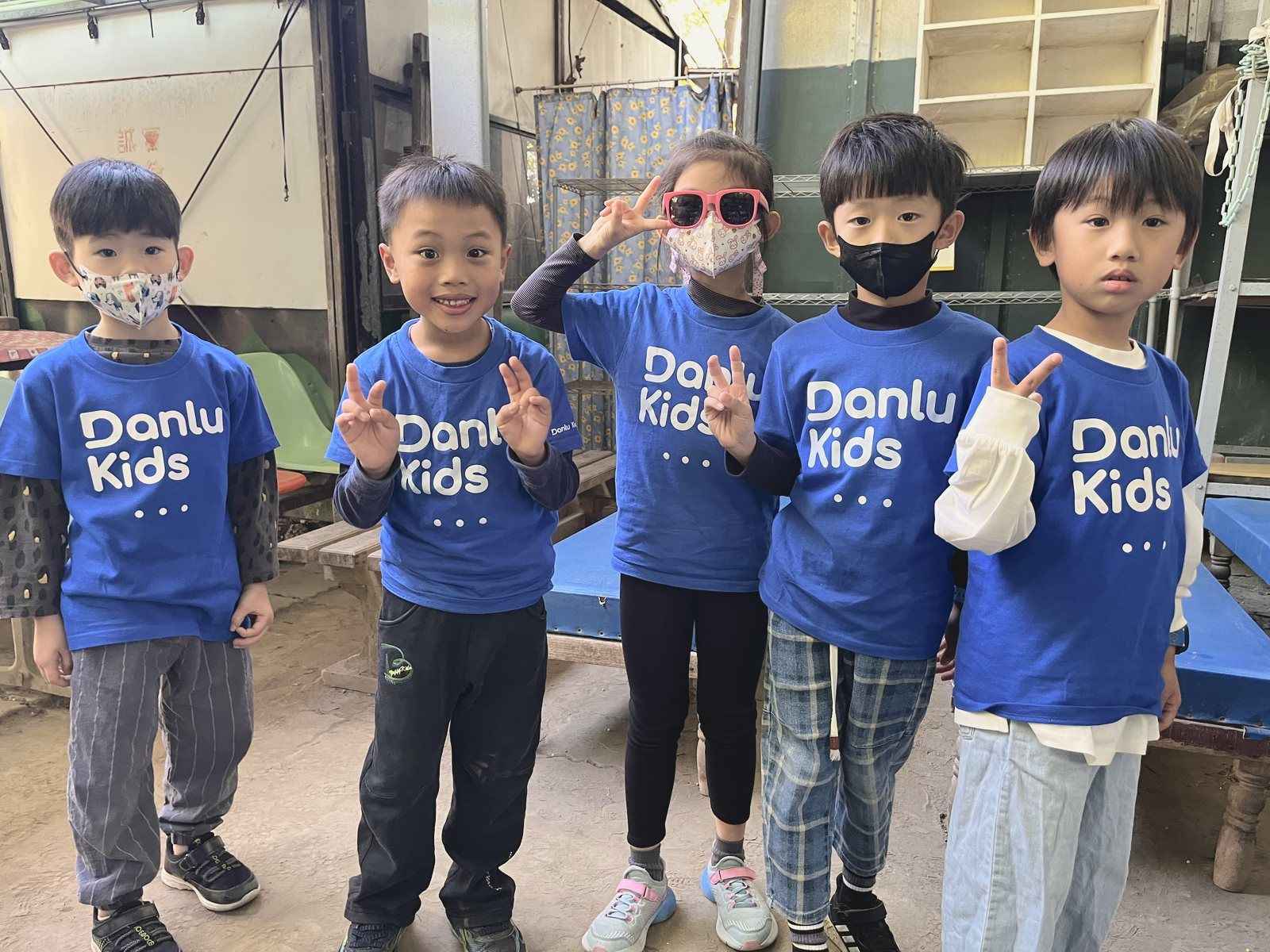 孩子們穿著 DKS 營服在營隊合照