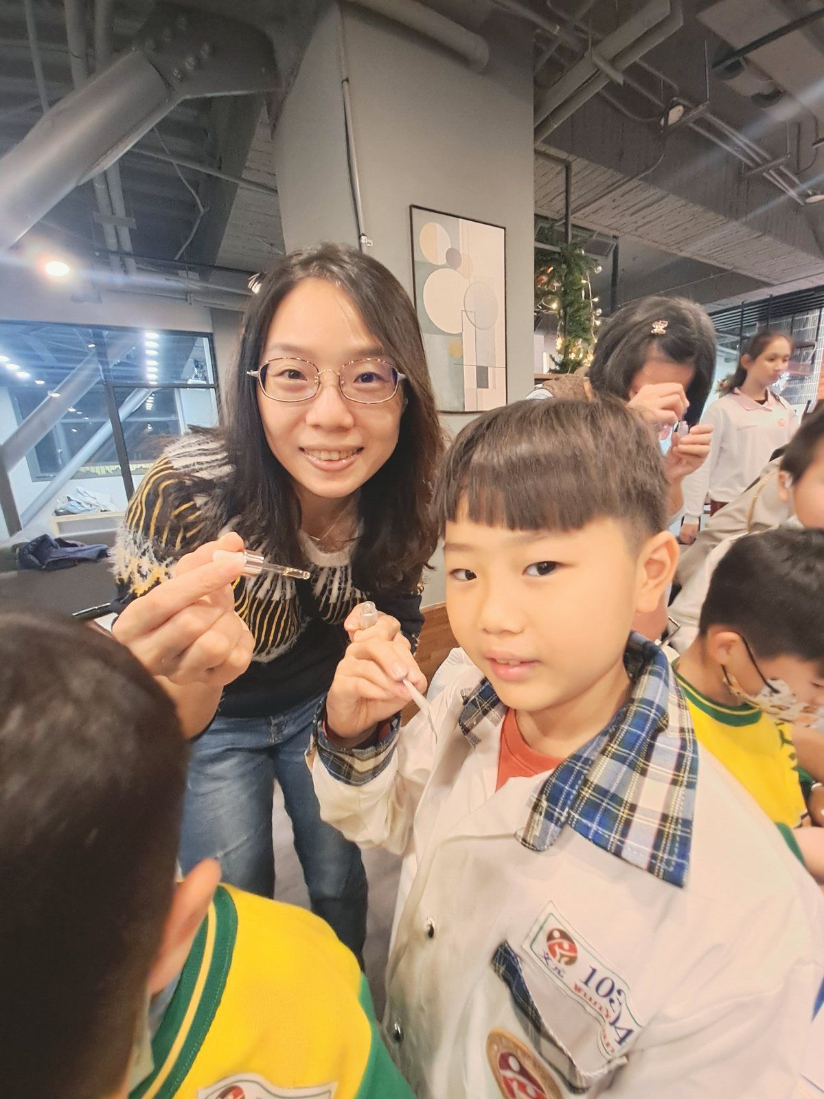 家長陪孩子參加 DKS 聖誕活動