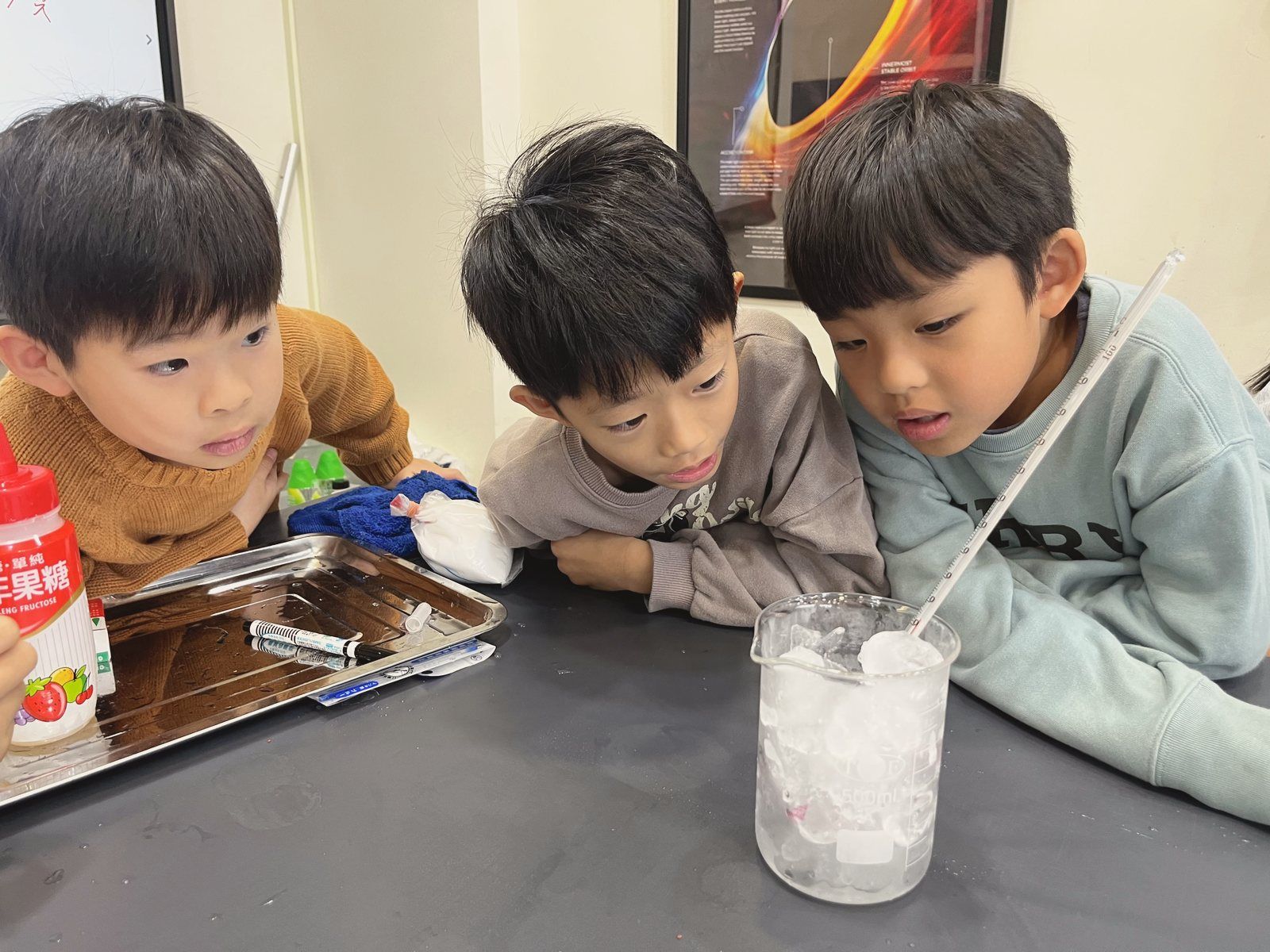 孩子們圍著實驗觀察變化