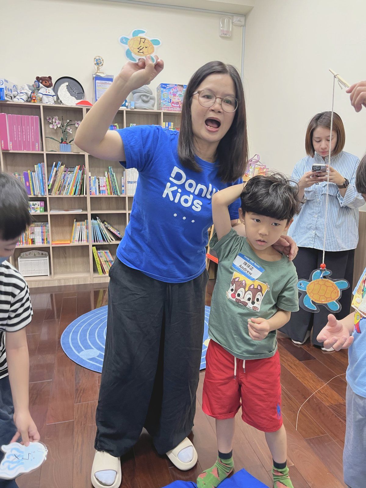 DKS 老師在一日體驗中迎接孩子